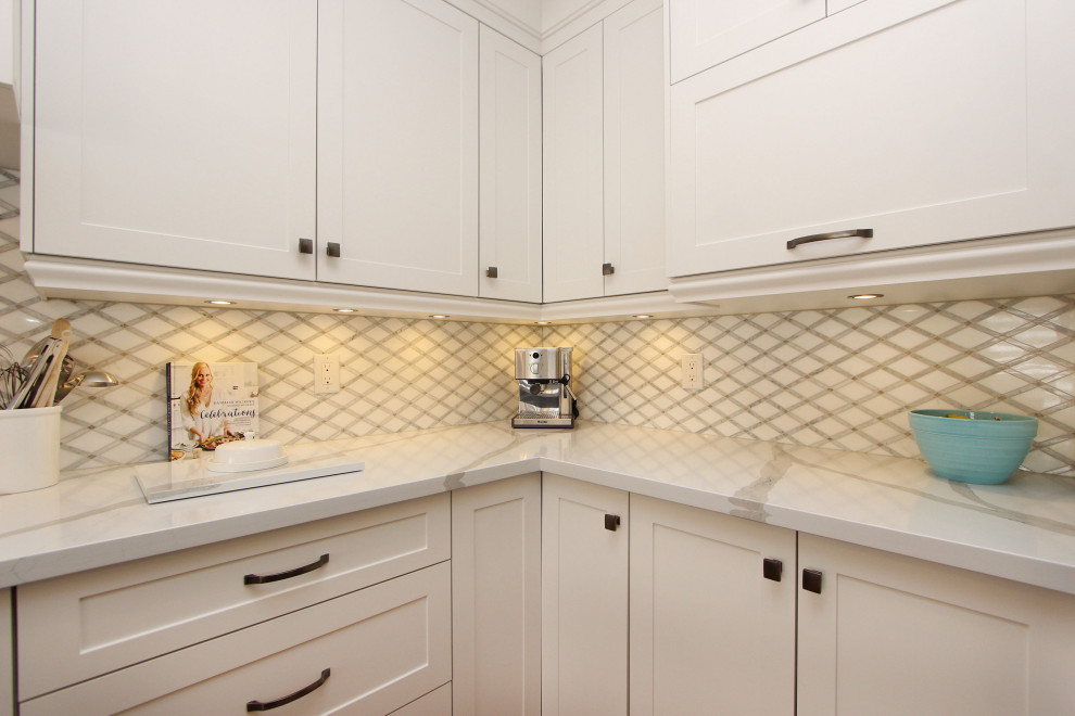 Transitional kitchen photo in Toronto