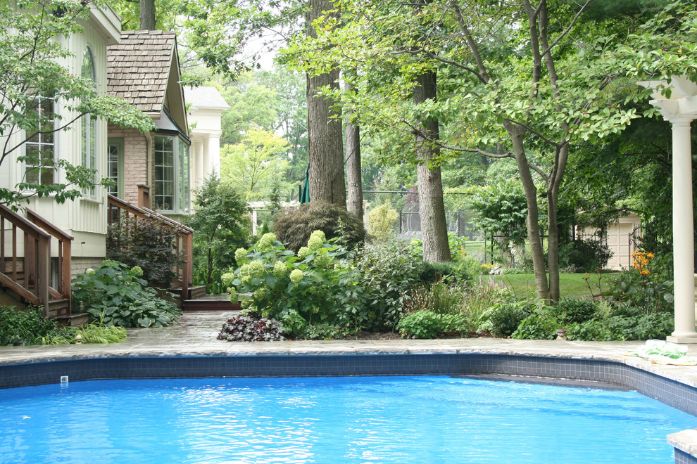 Transitional pool photo in Toronto