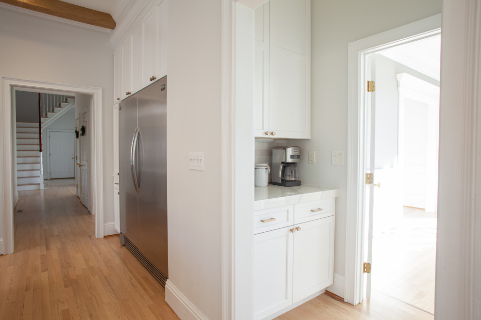Transitional kitchen photo in Bridgeport