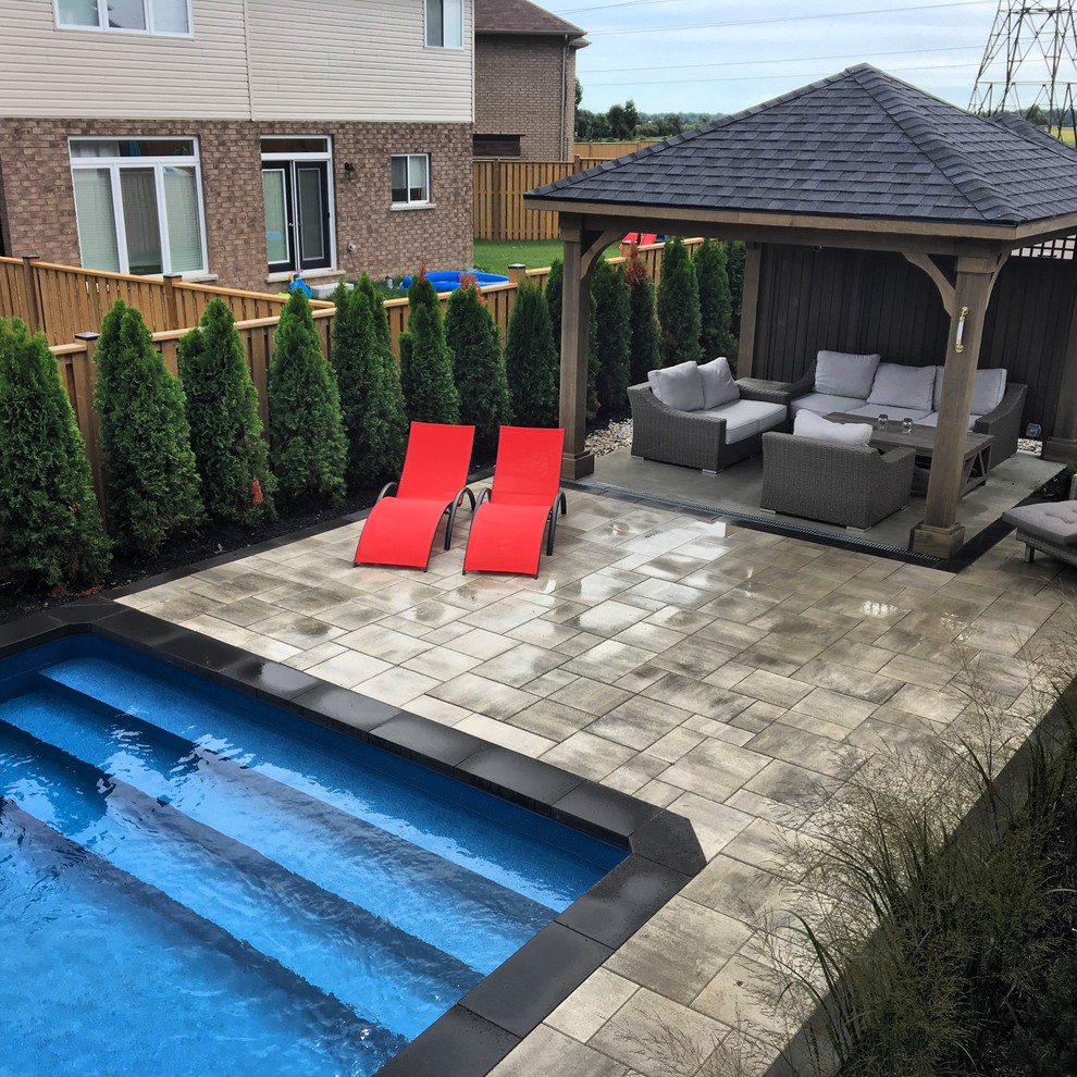 Example of a transitional home design design in Toronto