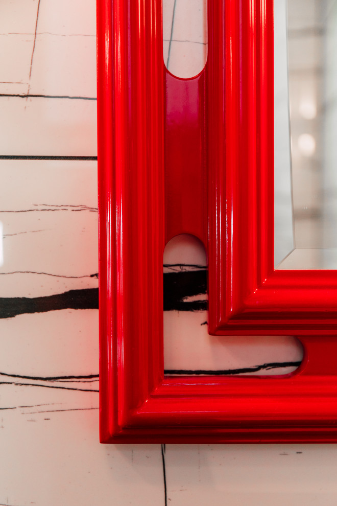 На фото: главная ванная комната среднего размера в восточном стиле с фасадами в стиле шейкер, красными фасадами, душем без бортиков, инсталляцией, черно-белой плиткой, керамогранитной плиткой, белыми стенами, полом из керамогранита, врезной раковиной, столешницей из искусственного кварца, серым полом, душем с распашными дверями, черной столешницей, нишей, тумбой под две раковины и подвесной тумбой с