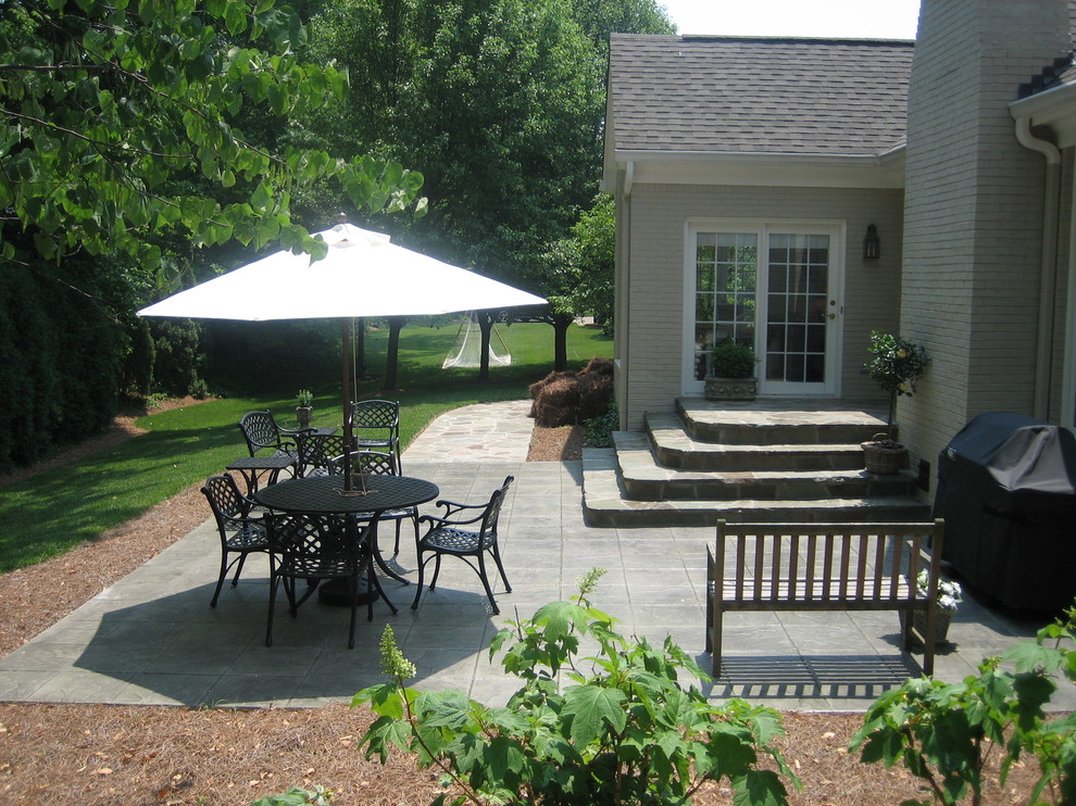 This is an example of a contemporary patio in Louisville.
