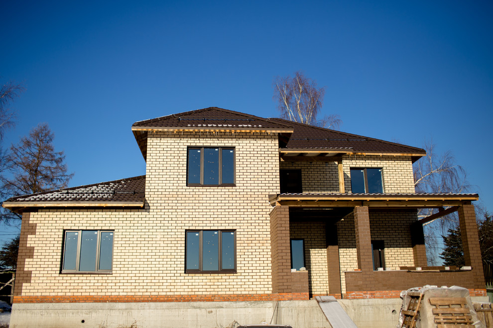 Шоколадно-коричневые пластиковые окна для загородного дома