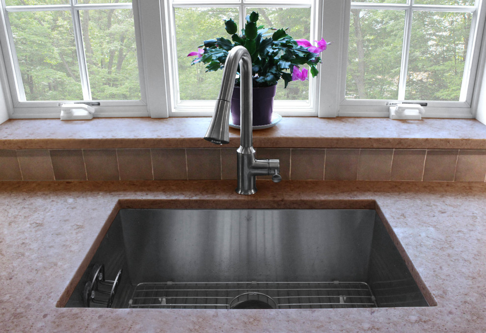 Example of a large transitional u-shaped light wood floor eat-in kitchen design in Boston with an undermount sink, shaker cabinets, medium tone wood cabinets, quartz countertops, gray backsplash, porcelain backsplash, stainless steel appliances and a peninsula
