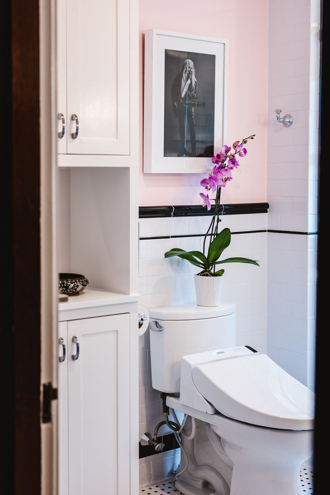 На фото: маленькая главная ванная комната в викторианском стиле с открытым душем, биде, черно-белой плиткой, плиткой кабанчик, розовыми стенами, полом из керамогранита, раковиной с пьедесталом, душем с распашными дверями и сиденьем для душа для на участке и в саду с