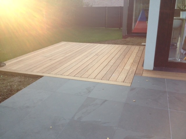 This is an example of a contemporary deck in Lille.