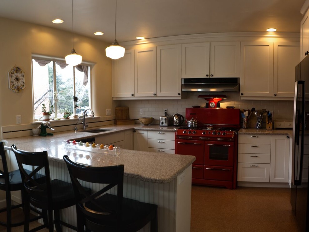 Example of a small transitional u-shaped eat-in kitchen design in Orange County with an undermount sink, shaker cabinets, white cabinets, granite countertops, white backsplash, subway tile backsplash, colored appliances and a peninsula