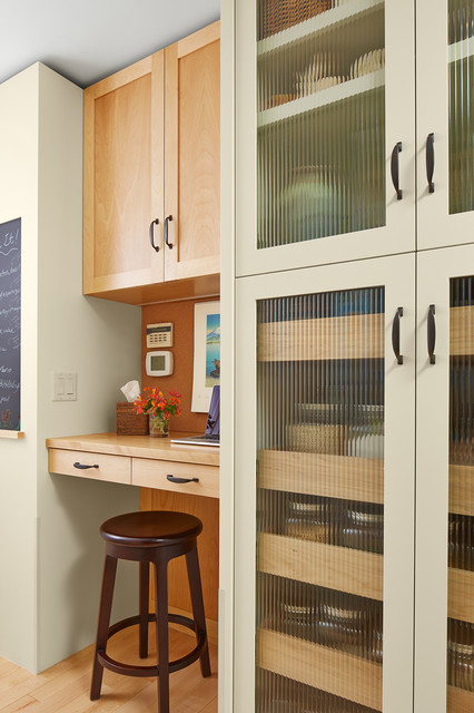 "Luxe Cache" (Hidden Luxury) Kitchen clasico-cocina