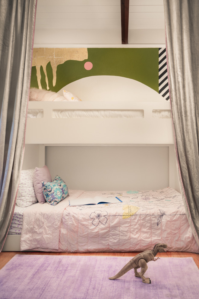Immagine di una cameretta per bambini da 4 a 10 anni minimalista di medie dimensioni con pareti multicolore e travi a vista