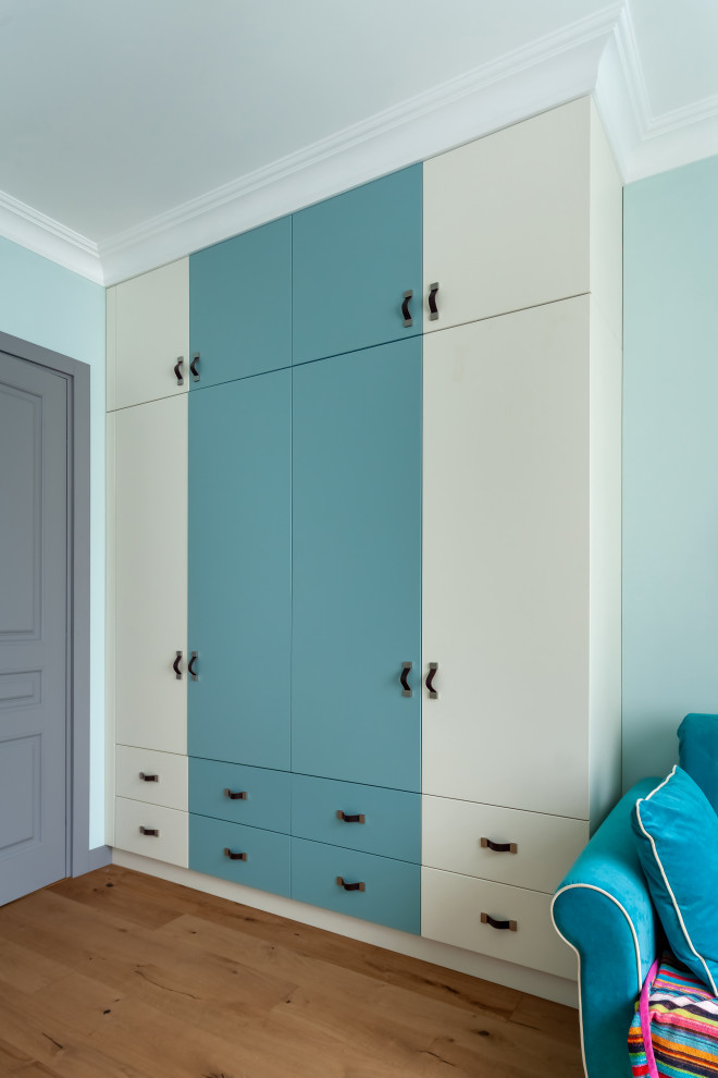 Большой шкаф с выдвижными ящиками