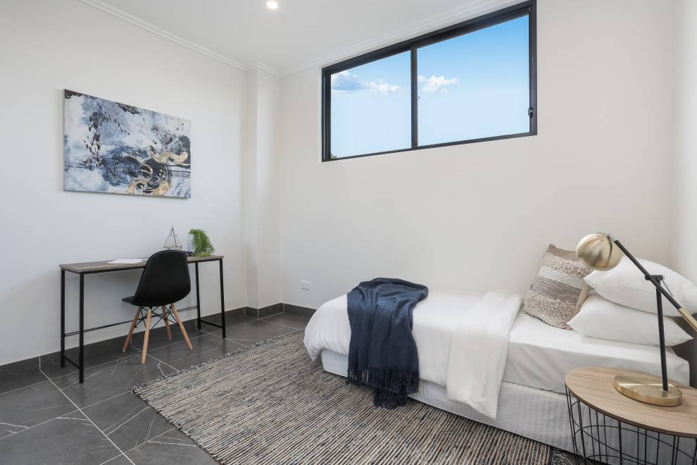 Diseño de habitación de invitados minimalista grande sin chimenea con paredes blancas, suelo de baldosas de cerámica, suelo gris, machihembrado y ladrillo