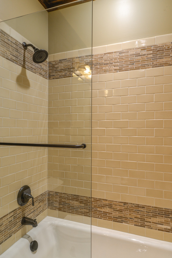 Alcove bathtub - mid-sized rustic 3/4 beige tile and ceramic tile alcove bathtub idea with beige walls and a hinged shower door
