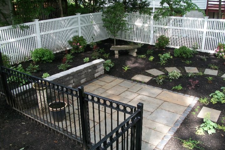 Design ideas for a mid-sized transitional backyard mulch landscaping in Boston.