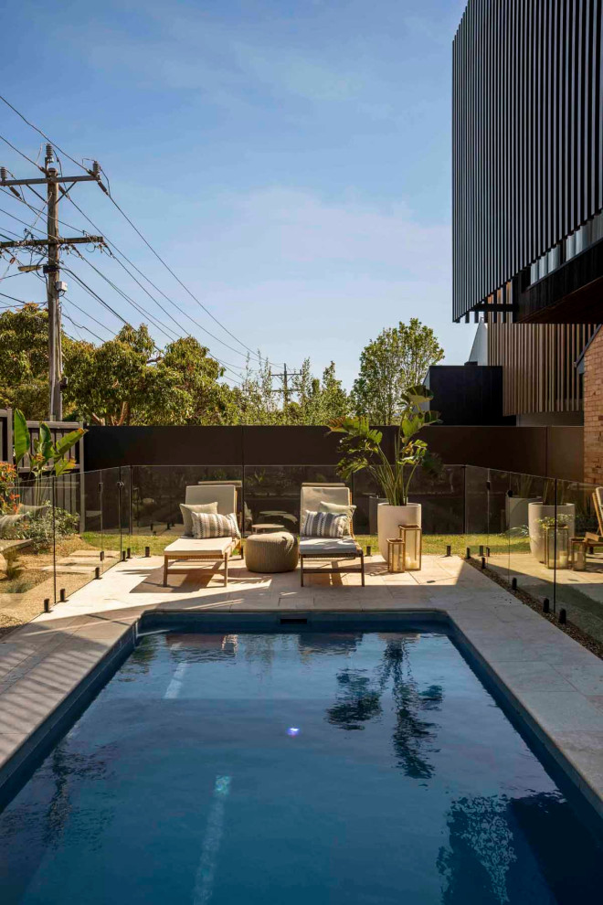 Immagine di una piscina rettangolare di medie dimensioni e davanti casa