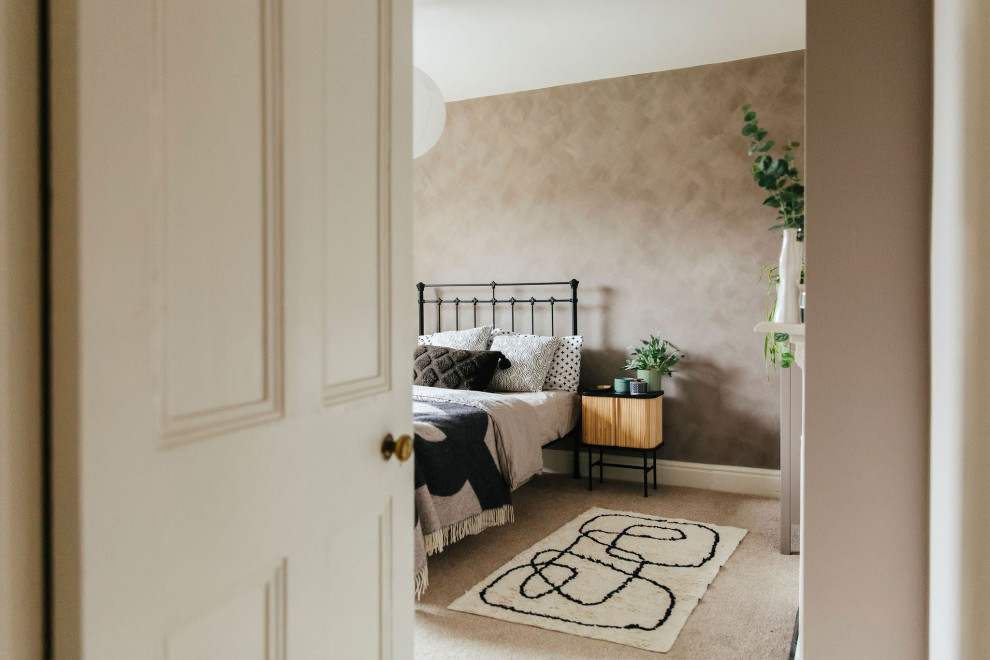 Cette photo montre une chambre tendance de taille moyenne avec un mur marron, une cheminée standard, un manteau de cheminée en plâtre et un sol beige.