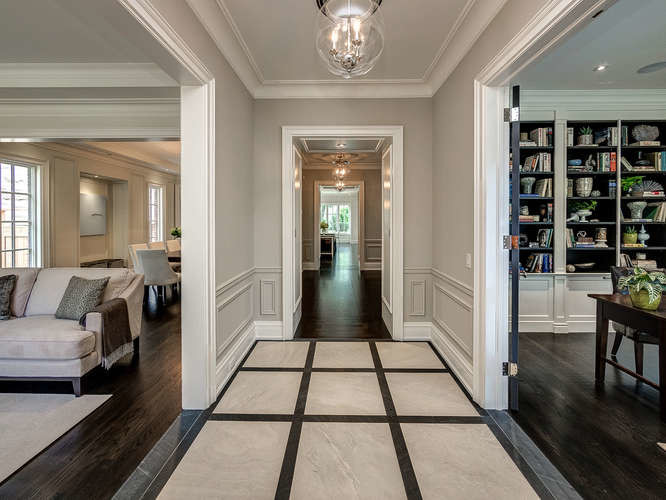 Transitional hallway photo in Toronto