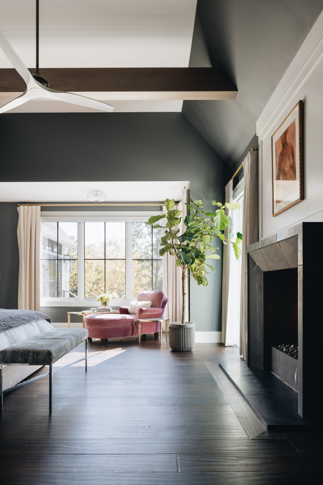 シカゴにある広いトランジショナルスタイルのおしゃれな主寝室 (グレーの壁、濃色無垢フローリング、標準型暖炉、石材の暖炉まわり、茶色い床、表し梁) のレイアウト