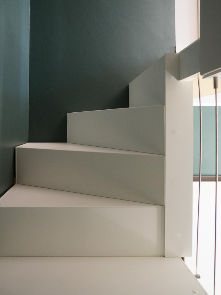 Kleine Stilmix Treppe in U-Form mit gebeizten Holz-Treppenstufen, gebeizten Holz-Setzstufen und Drahtgeländer in Sonstige