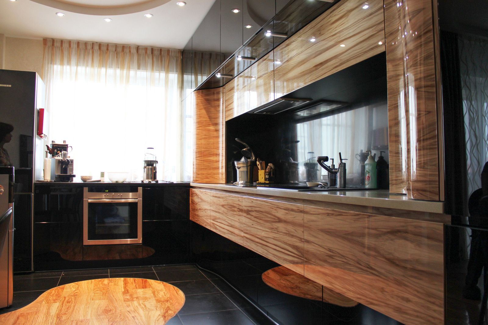 Кухня черная эмаль + шпон