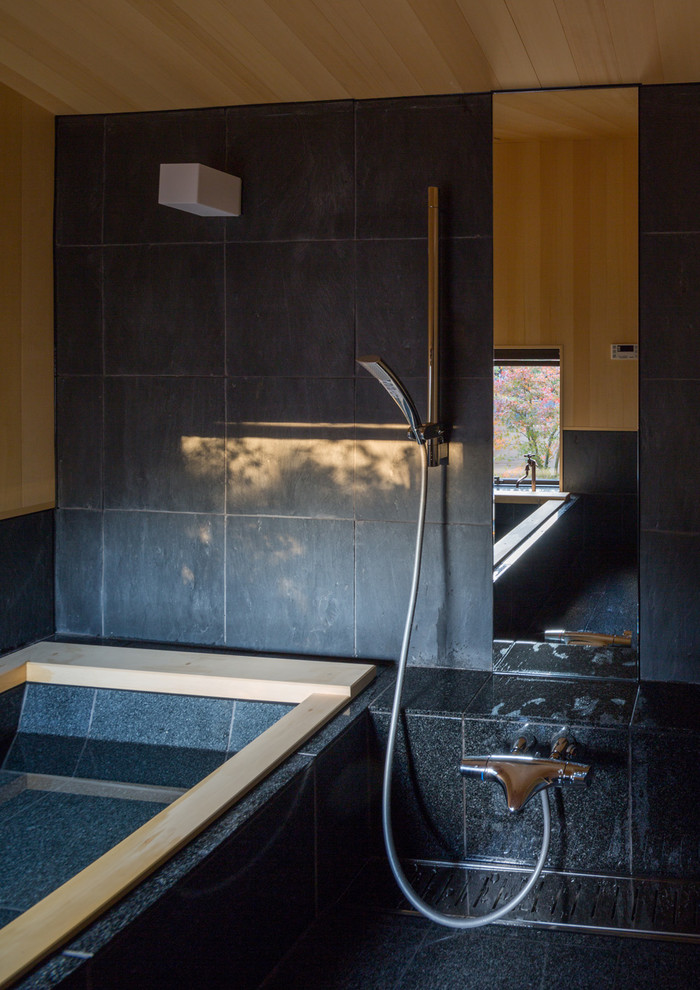 Cette image montre une salle de bain asiatique.