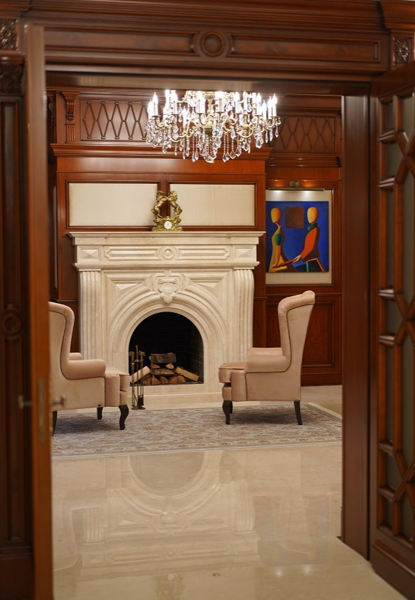 Картины в каминном зале