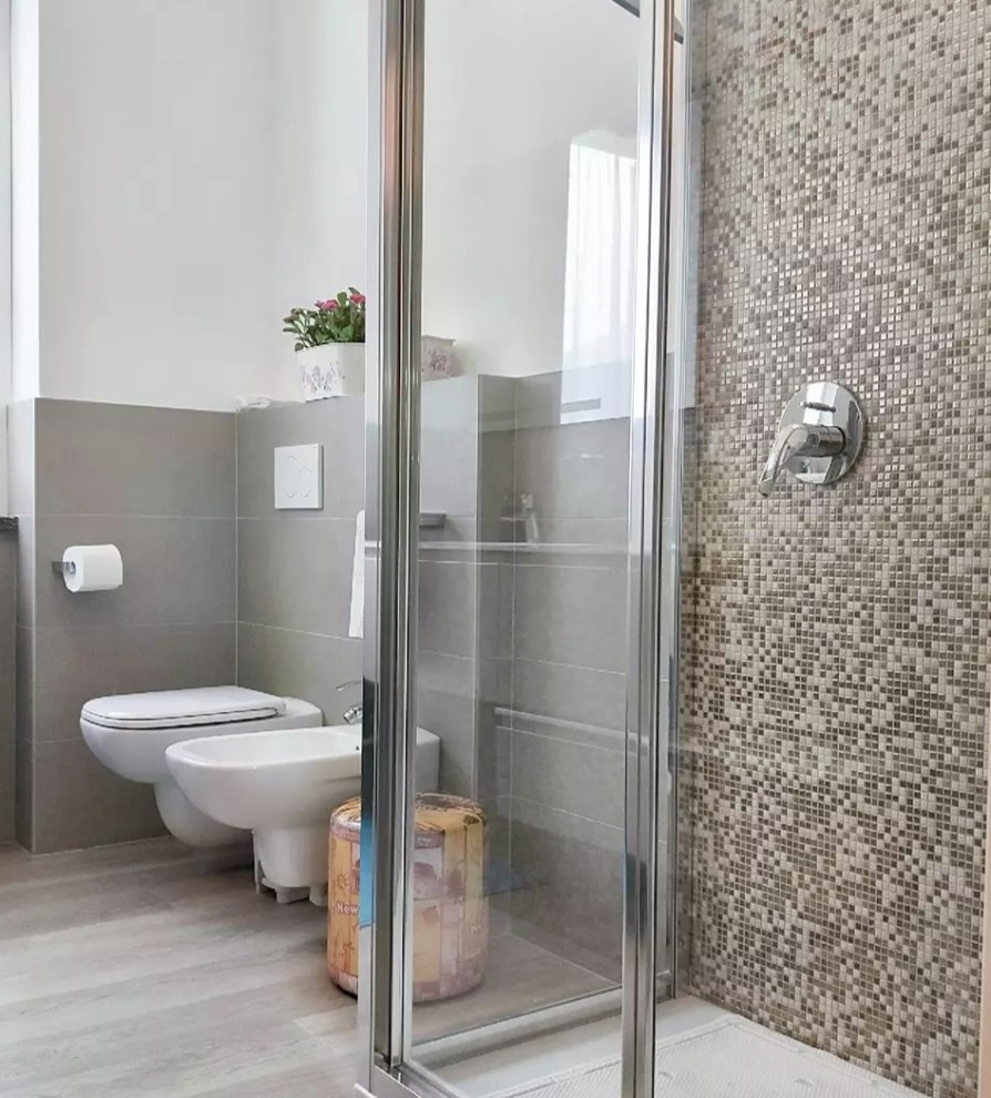 На фото: ванная комната среднего размера в современном стиле с угловым душем, инсталляцией, серой плиткой, керамической плиткой, полом из винила, душевой кабиной, серым полом и душем с раздвижными дверями