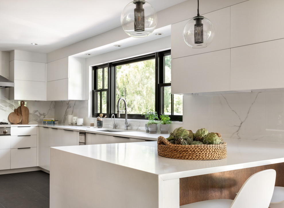 Idéer för mellanstora funkis vitt kök, med en undermonterad diskho, släta luckor, vita skåp, bänkskiva i kvarts, vitt stänkskydd, glaspanel som stänkskydd, rostfria vitvaror, klinkergolv i porslin, en halv köksö och svart golv
