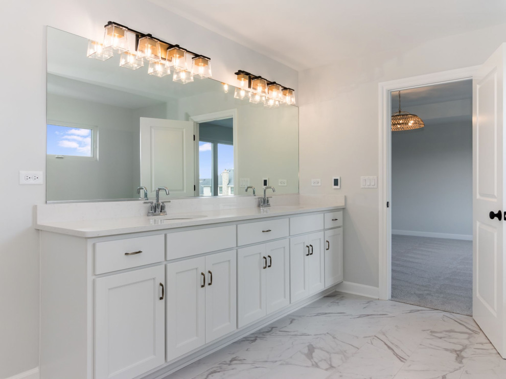 Imagen de cuarto de baño principal, doble y a medida actual grande con bañera exenta, paredes grises, ducha con puerta con bisagras y encimeras blancas