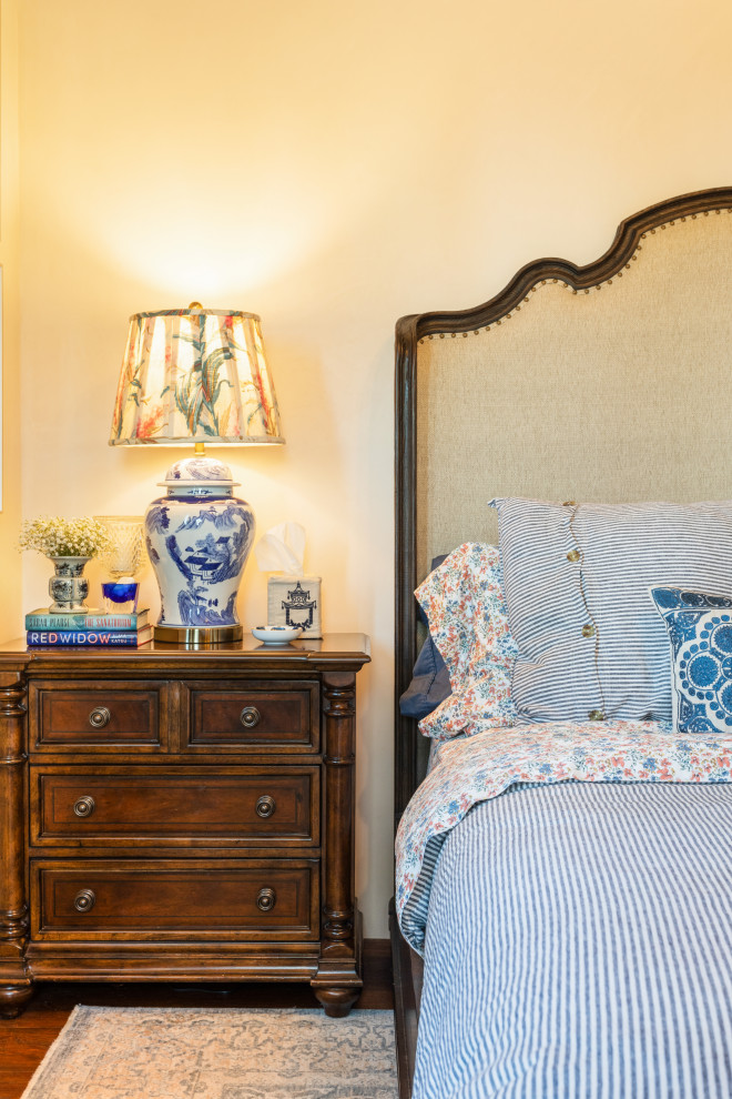 Ejemplo de dormitorio principal mediterráneo pequeño con paredes blancas, suelo de madera en tonos medios y vigas vistas
