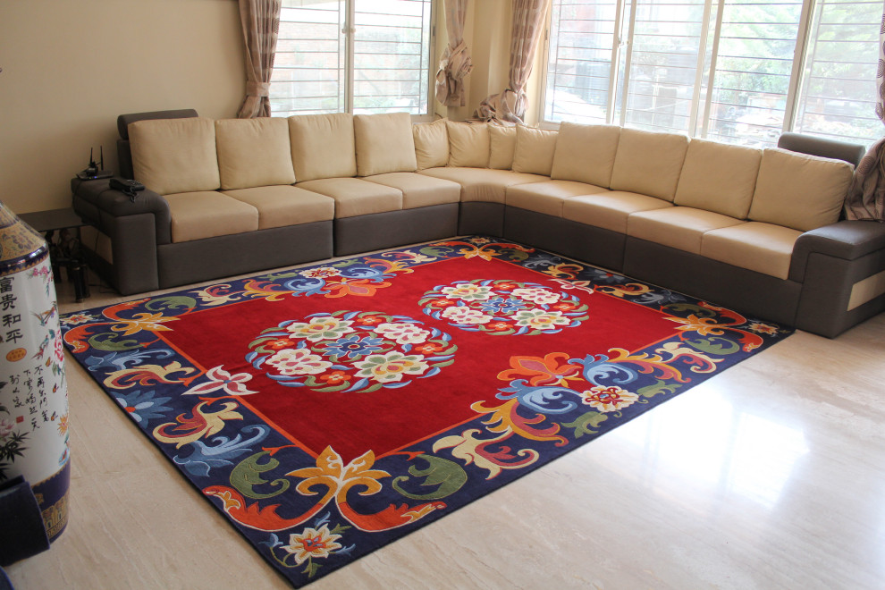 Immagine di un grande soggiorno tradizionale aperto con sala formale, TV autoportante e pavimento rosso