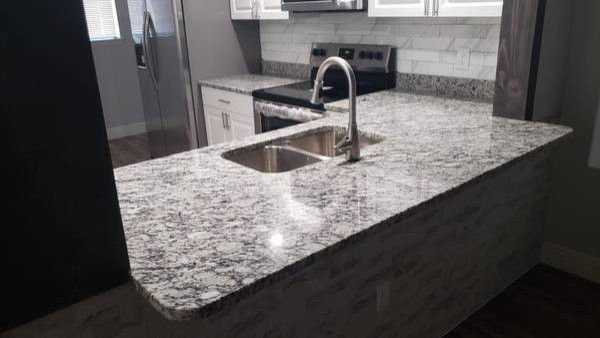 Example of a minimalist home design design in Tampa