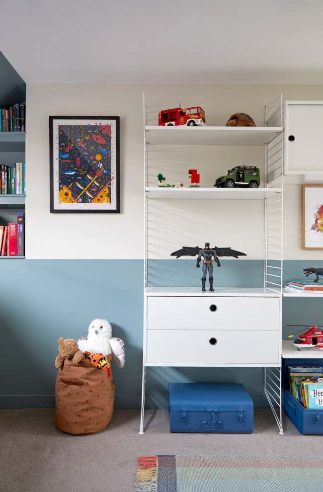 Modelo de dormitorio infantil de 4 a 10 años moderno pequeño con paredes azules, moqueta y suelo beige