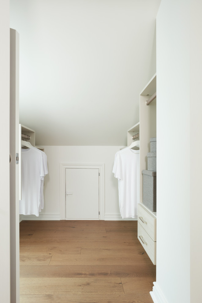 Kleiner, Neutraler Begehbarer Kleiderschrank mit flächenbündigen Schrankfronten, grauen Schränken, braunem Holzboden, braunem Boden und gewölbter Decke in Toronto