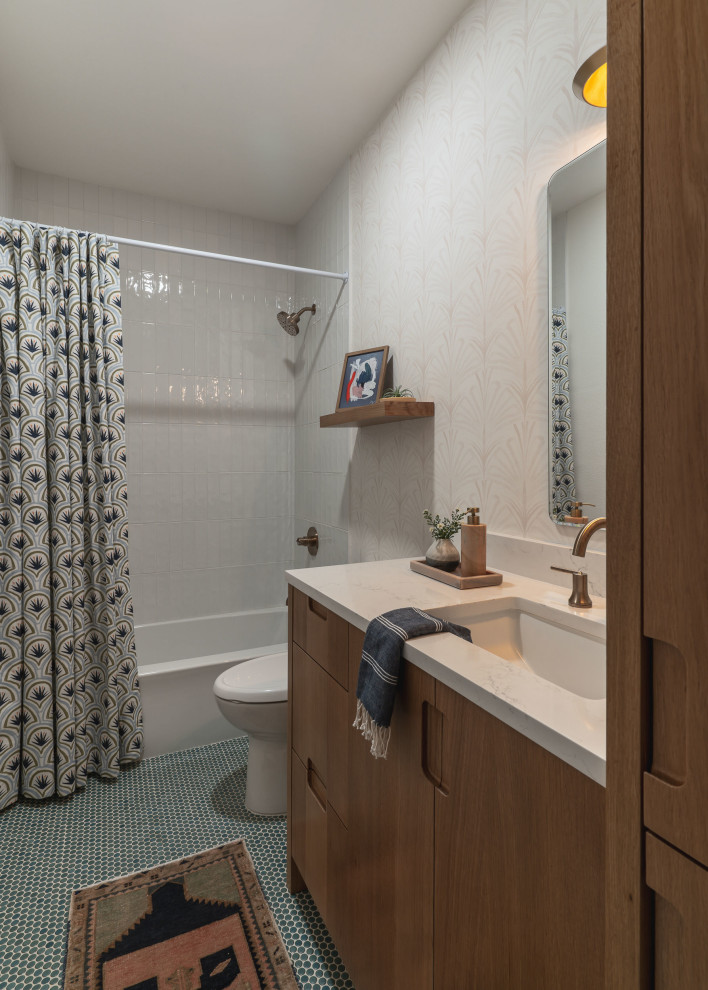 Cette image montre une petite salle de bain traditionnelle en bois brun avec un placard à porte plane, une baignoire posée, un combiné douche/baignoire, WC séparés, un carrelage blanc, des carreaux de céramique, un mur blanc, un sol en carrelage de terre cuite, un lavabo encastré, un plan de toilette en quartz modifié, un sol vert, un plan de toilette blanc, meuble simple vasque, meuble-lavabo encastré et du papier peint.