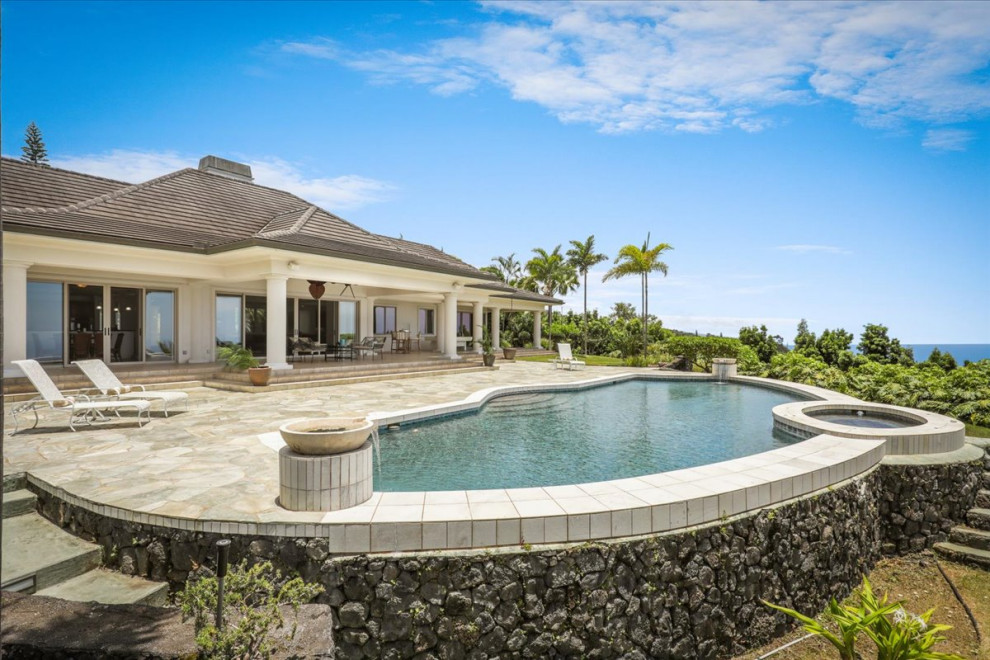 Large contemporary swimming pool in Hawaii.