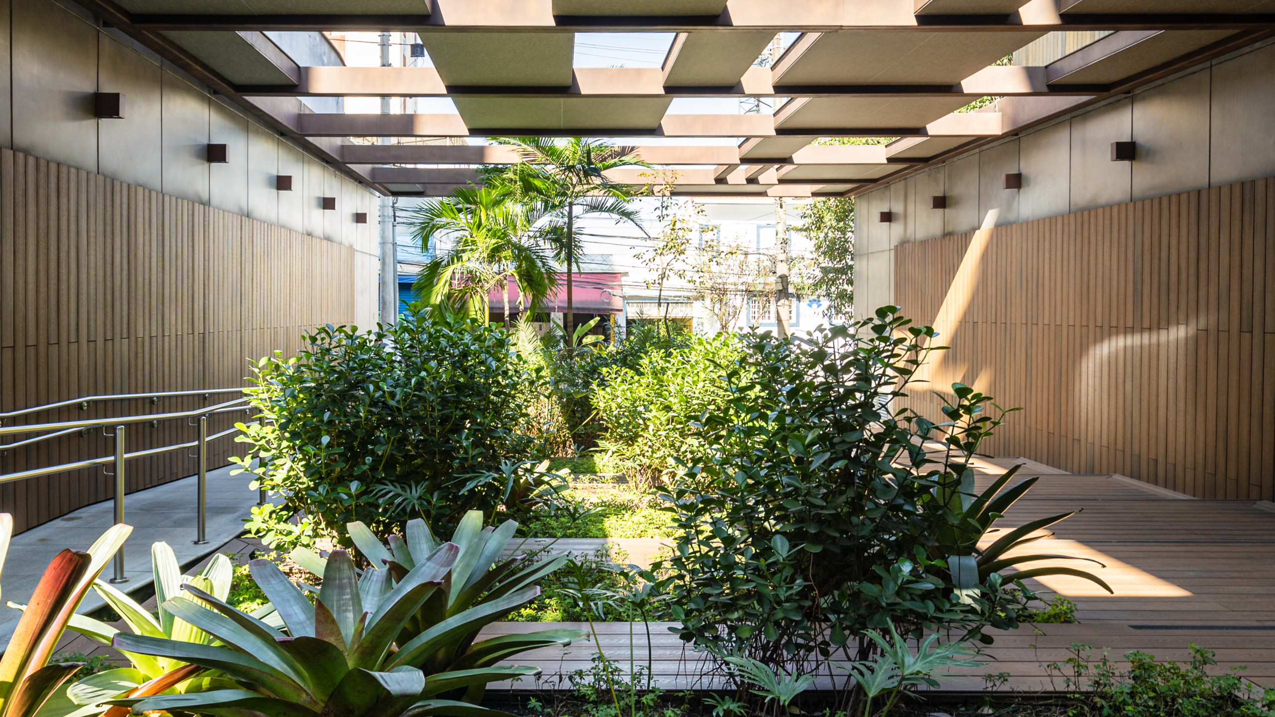 Contemporary Greenhouse-Inspired Living Space in East Grinstead