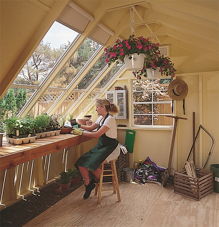 Design ideas for a mid-sized traditional sunroom in Detroit.