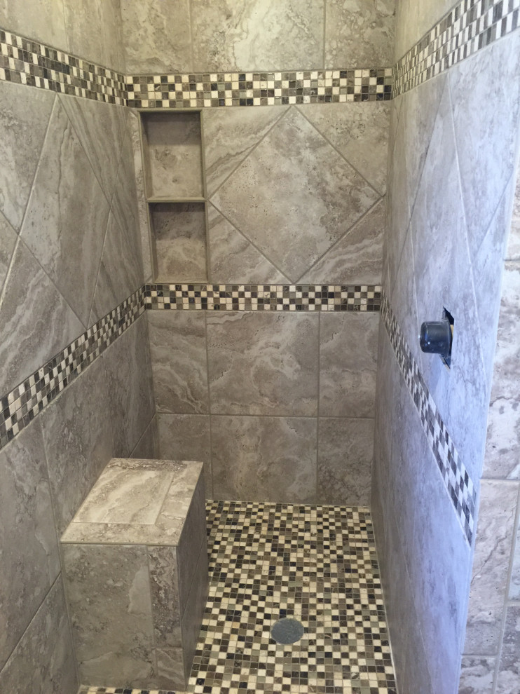 他の地域にあるインダストリアルスタイルのおしゃれな浴室 (バリアフリー、グレーのタイル、磁器タイル、グレーの壁、モザイクタイル、グレーの床、オープンシャワー、シャワーベンチ) の写真