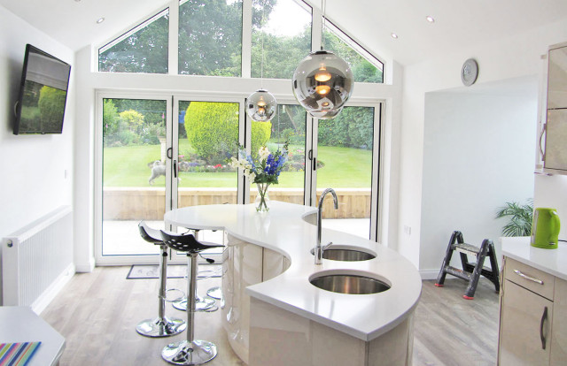 Modern Gloss Kitchen with Curved Island modern-koek