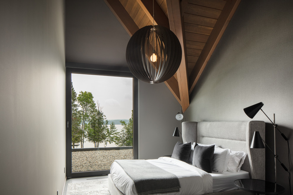 Immagine di un'ampia camera degli ospiti design con pareti grigie, pavimento in ardesia, pavimento grigio e soffitto in legno