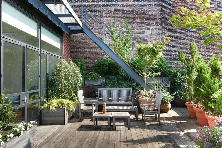 Design ideas for a large modern rooftop full sun garden in New York.