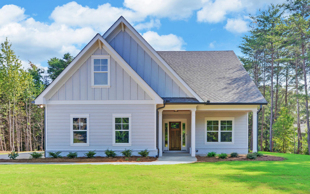 Example of a transitional home design design in Atlanta
