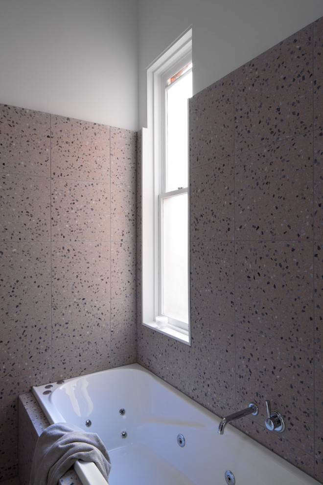 Стильный дизайн: главная ванная комната среднего размера со стиральной машиной в стиле фьюжн с плоскими фасадами, синими фасадами, накладной ванной, открытым душем, раздельным унитазом, розовой плиткой, каменной плиткой, розовыми стенами, полом из терраццо, настольной раковиной, столешницей из ламината, розовым полом, открытым душем, синей столешницей, тумбой под одну раковину и встроенной тумбой - последний тренд
