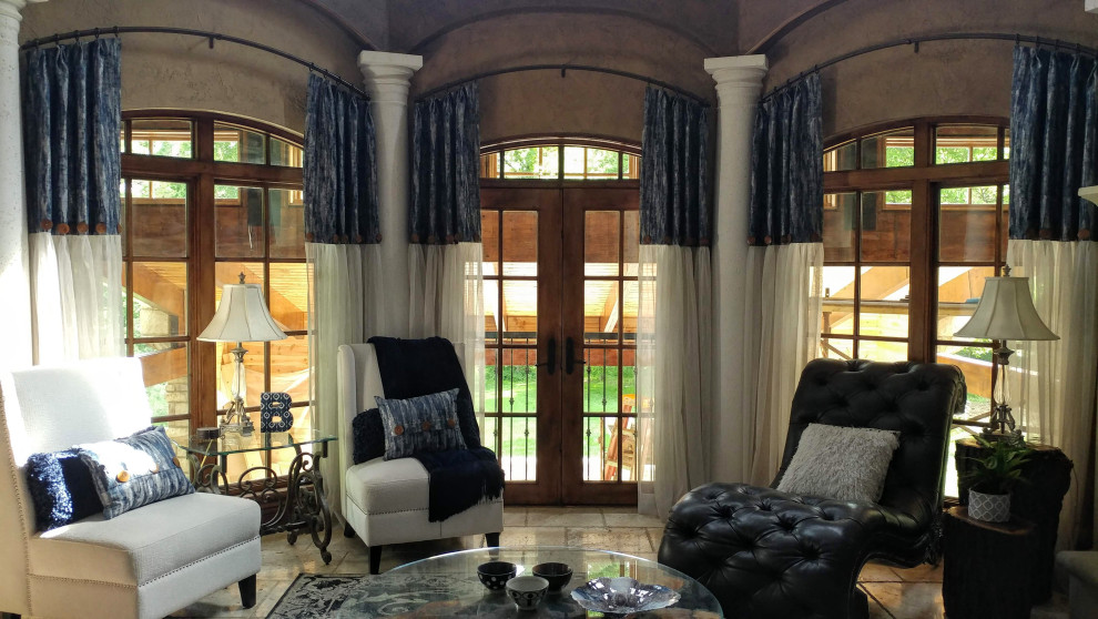 Пример оригинального дизайна: большая парадная, открытая гостиная комната в стиле рустика с коричневыми стенами, полом из травертина, стандартным камином, фасадом камина из камня, бежевым полом и сводчатым потолком без телевизора