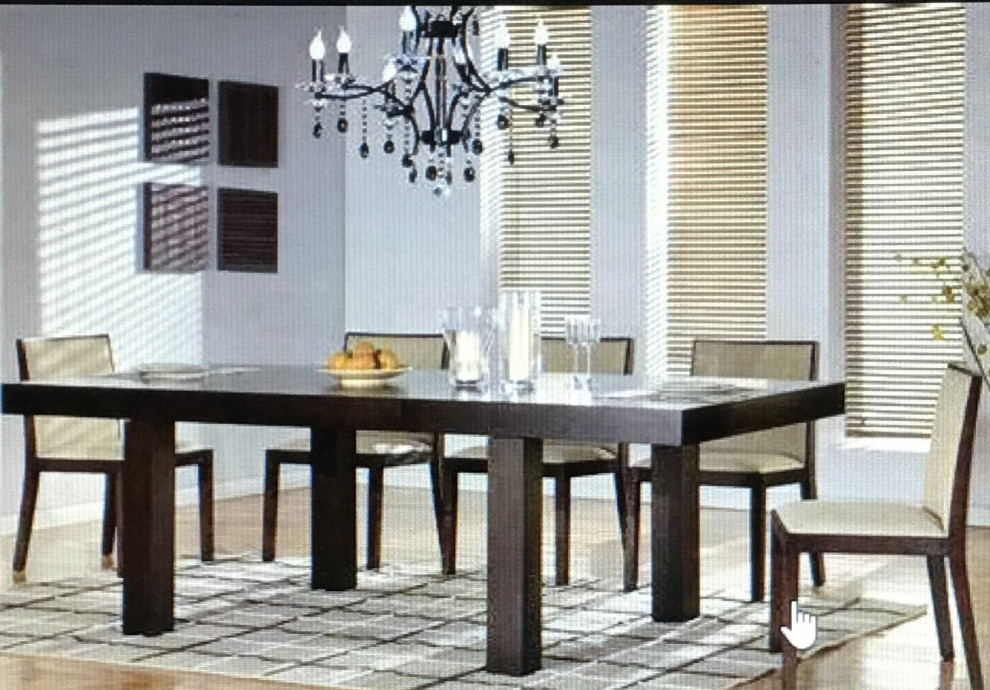 Idée de décoration pour une salle à manger design avec parquet clair et un sol marron.
