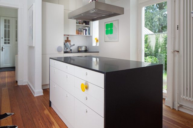 Die besondere Leicht K&uuml;che mit dem gelben Knauf contemporary-kitchen