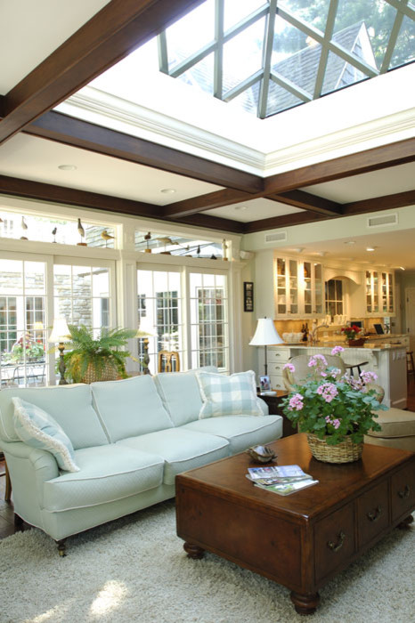This is an example of a traditional family room in Cincinnati.