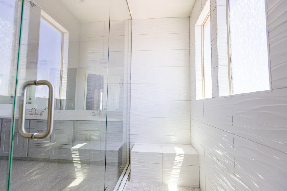 Exempel på ett stort klassiskt vit vitt en-suite badrum, med skåp i shakerstil, grå skåp, en dubbeldusch, vit kakel, cementkakel, vita väggar, ett undermonterad handfat, bänkskiva i kvartsit, grått golv och dusch med gångjärnsdörr