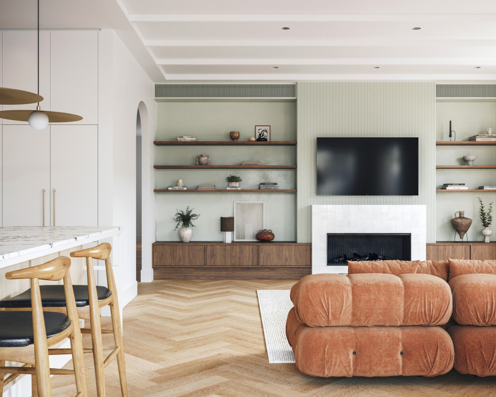 Mittelgroßes, Offenes Modernes Wohnzimmer mit hellem Holzboden, Kamin, gefliester Kaminumrandung, TV-Wand und vertäfelten Wänden