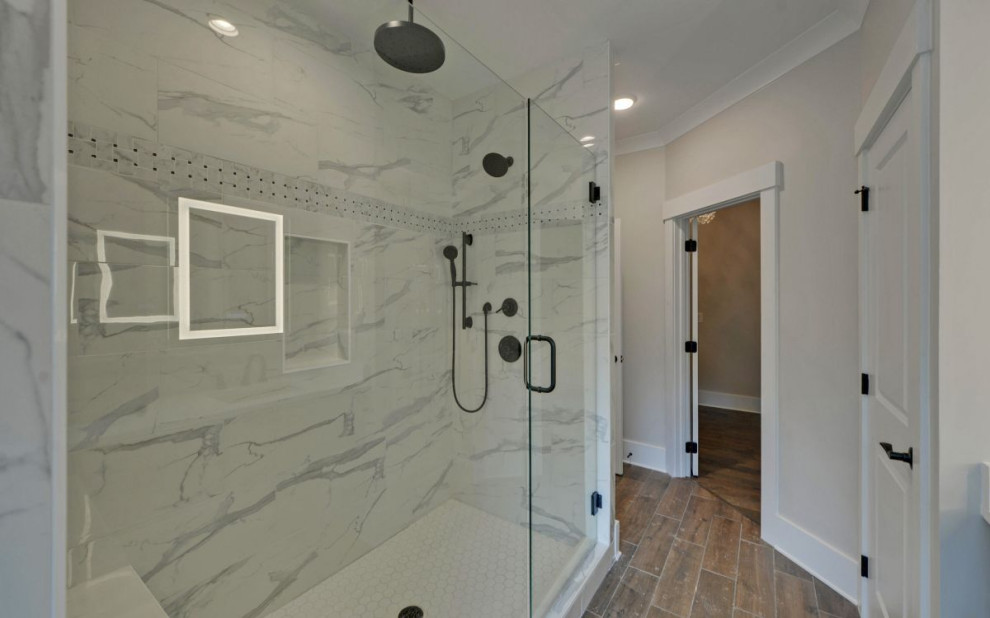 Exempel på ett badrum, med dusch med gångjärnsdörr